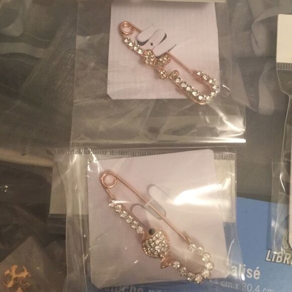 🎉 1 HR Sale🎁Butterfly Rhinestone Safety Pin - Picture 3 of 3